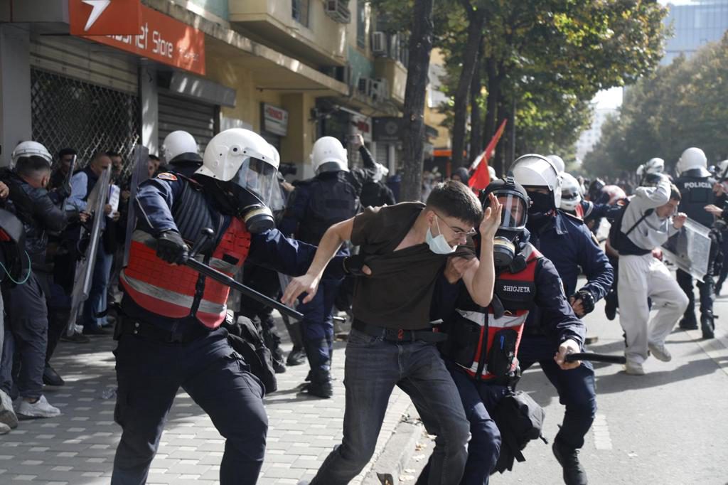 El Gobierno albanés pide «paciencia» ante las protestas y dice que no se doblegará