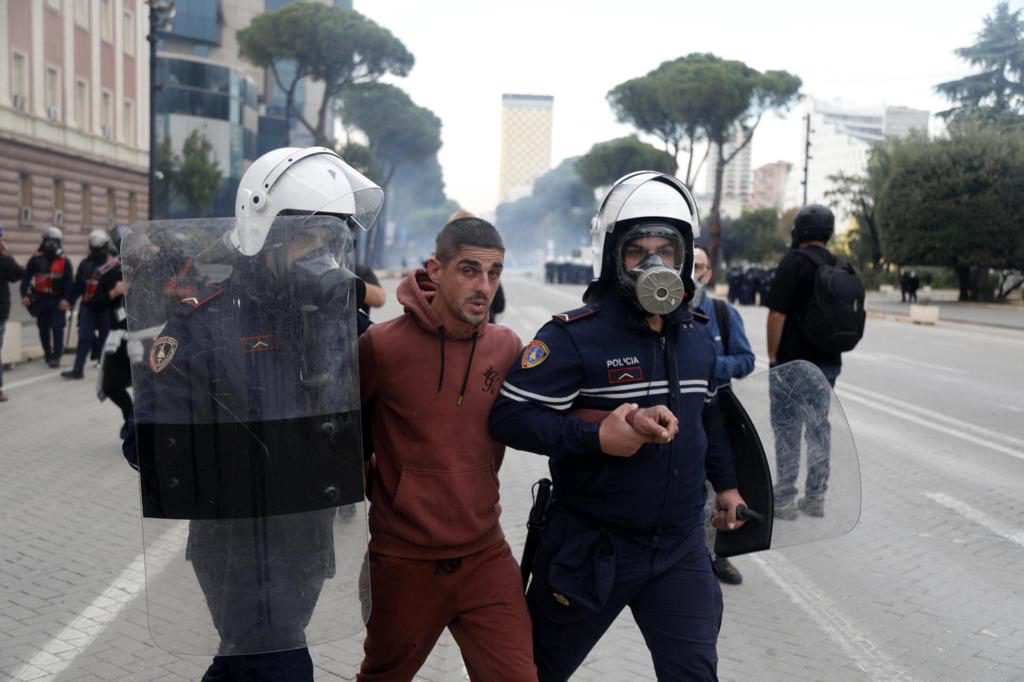 Calma tensa en Tirana tras 3 días de disturbios pero las protestas siguen en más ciudades