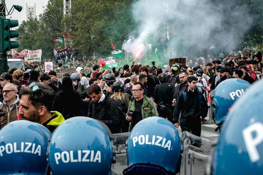 Cientos de estudiantes protestan en Italia por la educación pública y la crisis climática