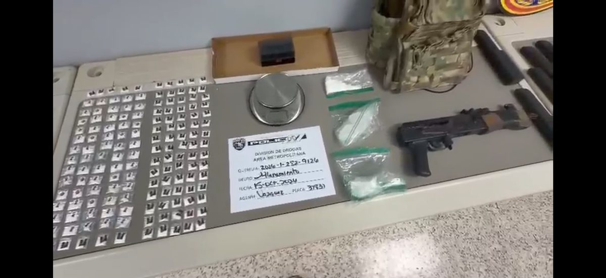 Incautan drogas, armas y municiones durante allanamiento en residencial de San Juan