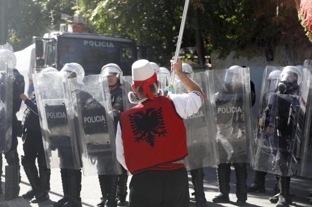 Nuevos choques con la Policía al rodear los manifestantes la sede del Gobierno albanés