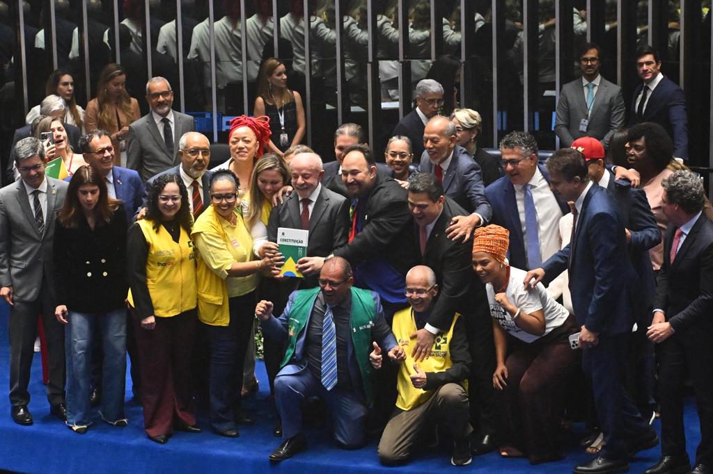 Lula reivindica la democracia al celebrar la reducción de la jornada laboral en Brasil