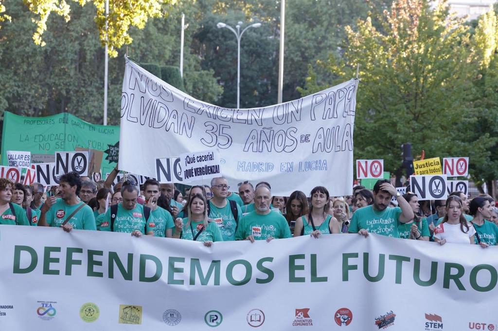 El tercer día de huelga educativa en Madrid acaba con una manifestación multitudinaria