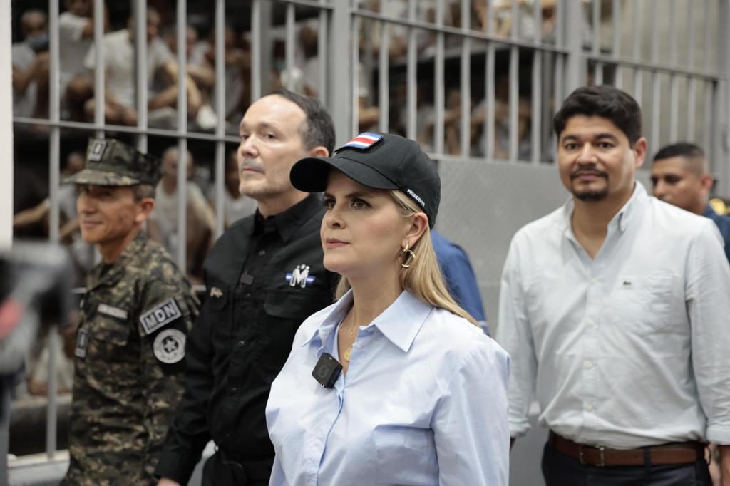 Presidenta de Costa Rica visita la cárcel símbolo de la lucha antipandillas en El Salvador