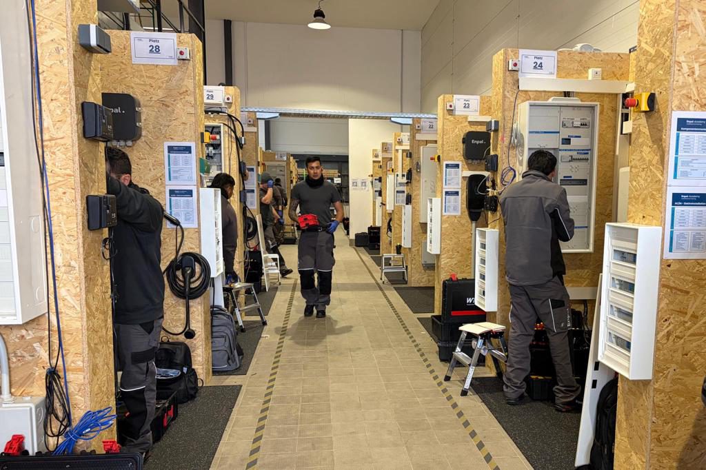 Cientos de electricistas colombianos llenan el vacío de personal en el sector verde alemán