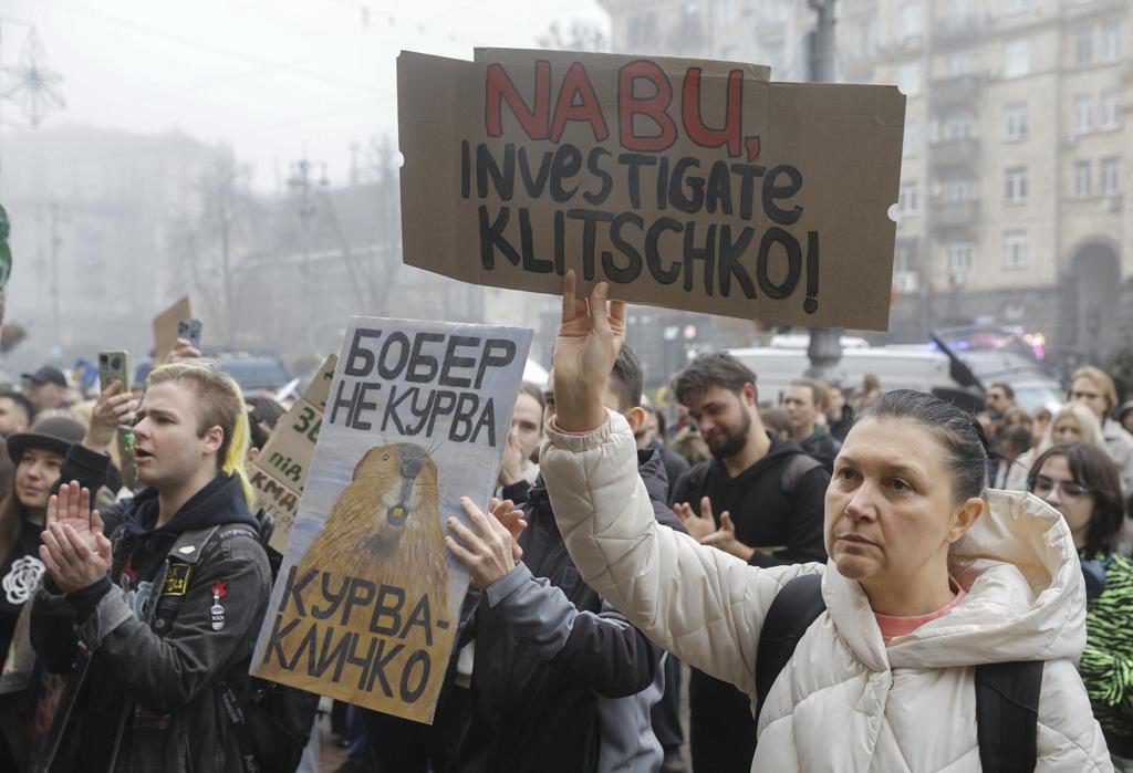 Cientos de personas protestan en Kiev contra el alcalde ante la llegada del invierno