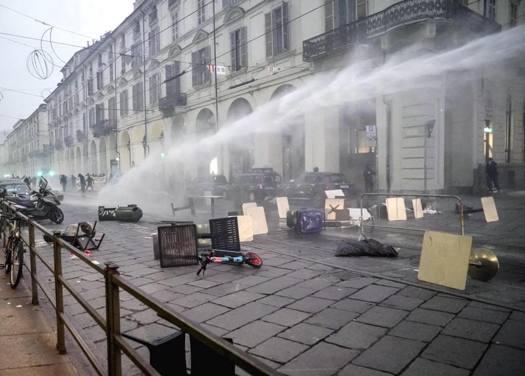 Jornada de protestas en Italia contra carestía con choques y anuncio de huelga general