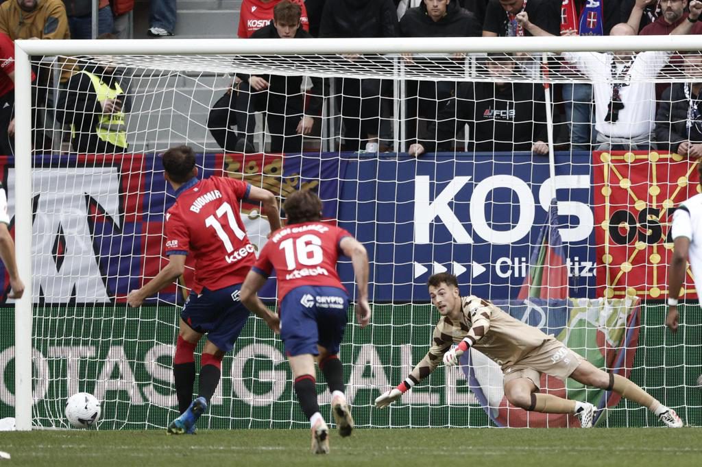 Osasuna vence al Racing en la vuelta de Arrasate (2-0)