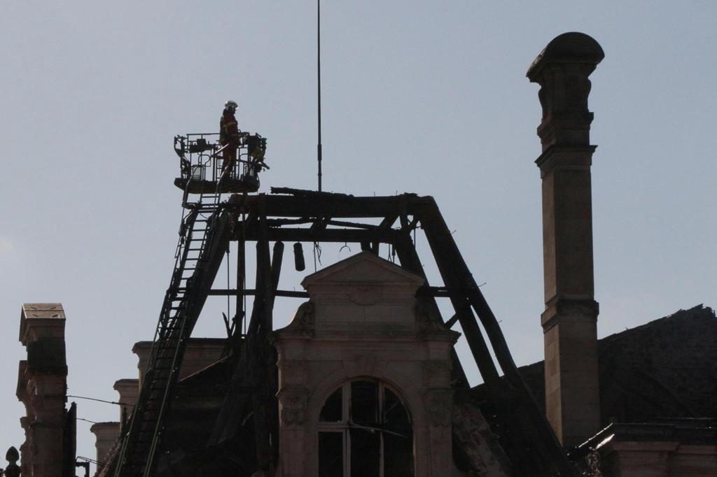 Limoges, tras el incendio en la protesta que destruyó el Ayuntamiento: «Es desolador»
