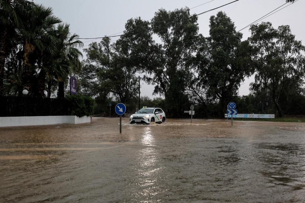 Las lluvias torrenciales matan a una mujer en España y causan incidencias aeroportuarias