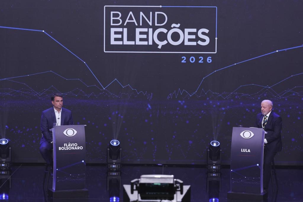 Lula y Flávio Bolsonaro chocan en debate por las sospechas de corrupción de sus entornos