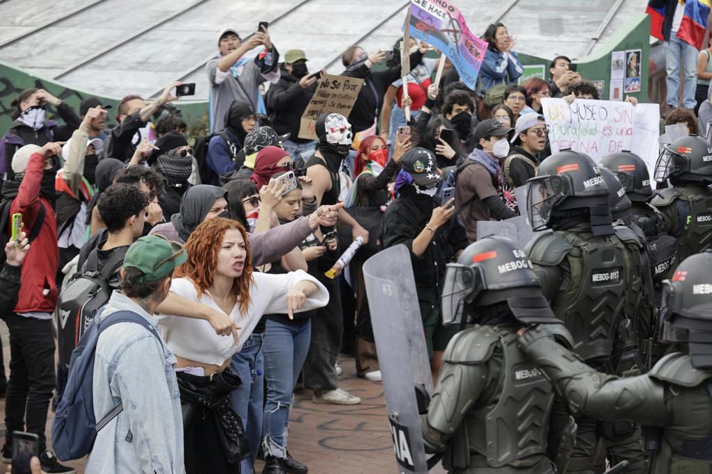 La Policía antidisturbios vuelve a disolver protestas pacíficas por la cultura colombiana
