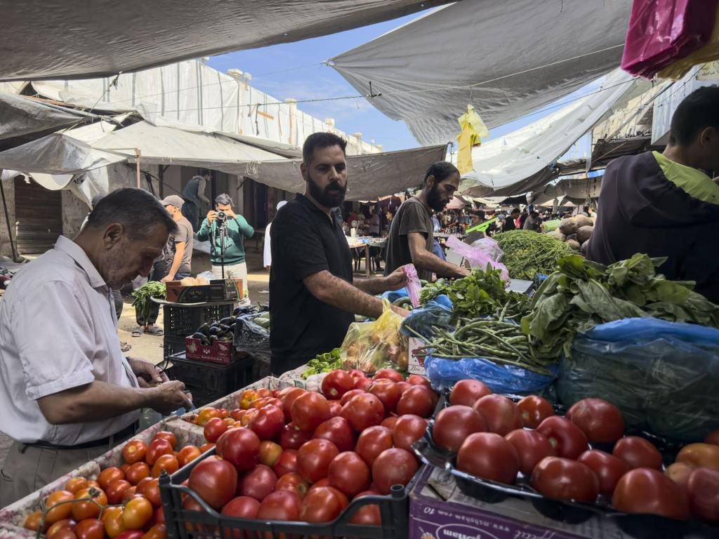 Precios disparados y bolsillos vacíos en los mercados de Gaza tras el corte de mercancías