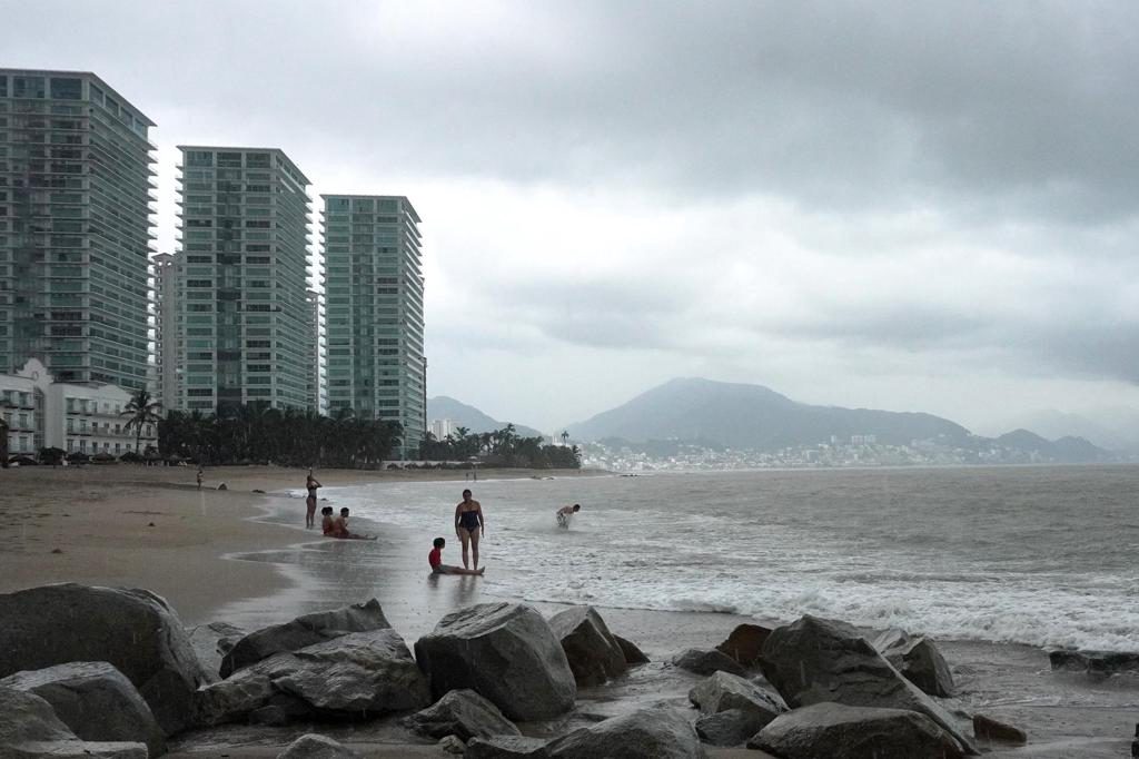 El huracán Trudy se degrada a tormenta tropical y se aleja de México,pero mantiene lluvias