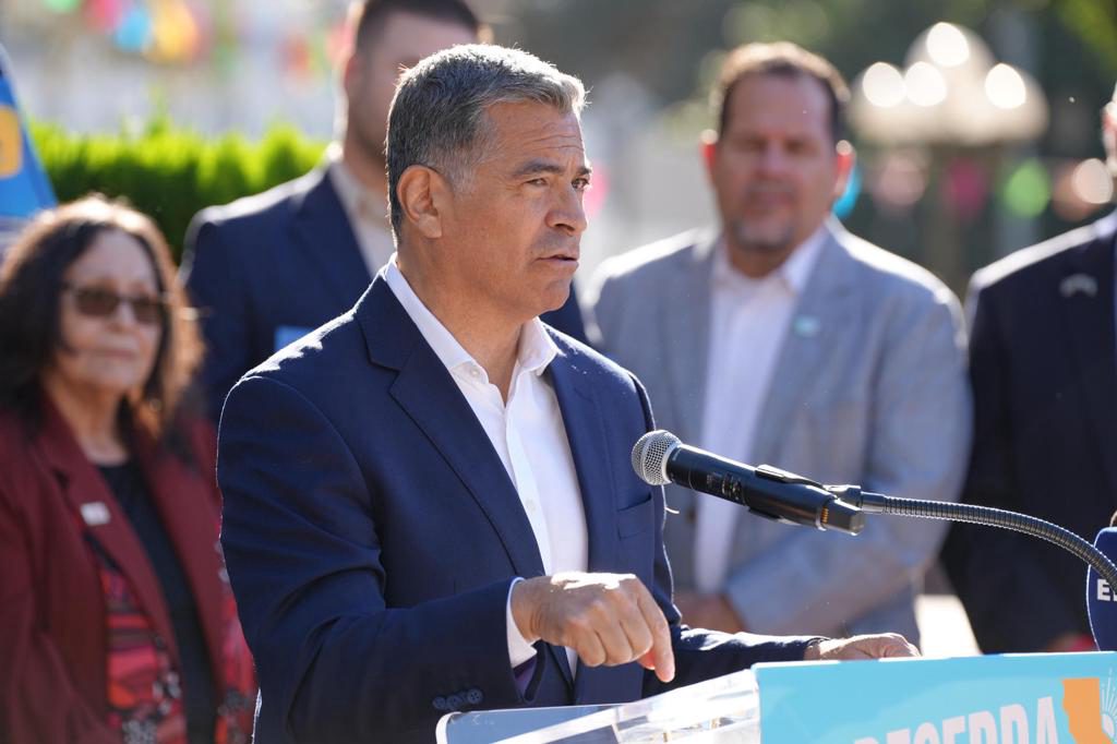 Xavier Becerra, hijo de una familia mexicana que busca gobernar California frente a Trump