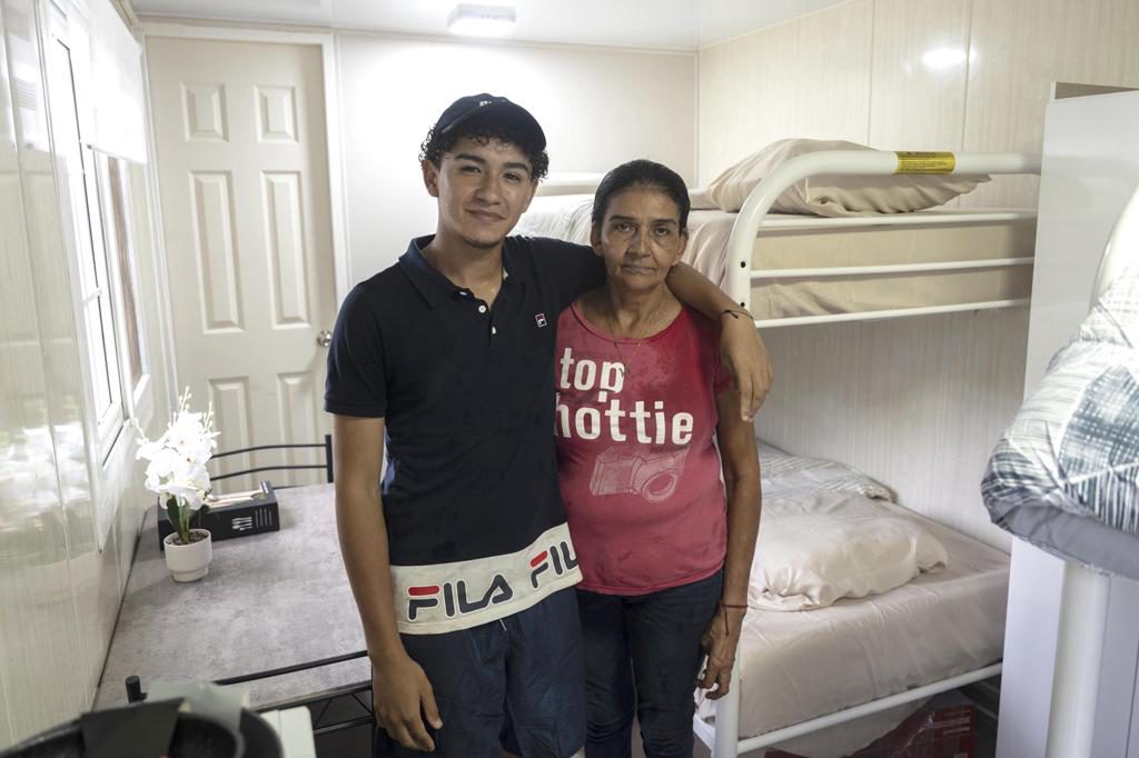 Casas temporales alivian a damnificados por el terremoto en Panamá, que reclaman más ayuda
