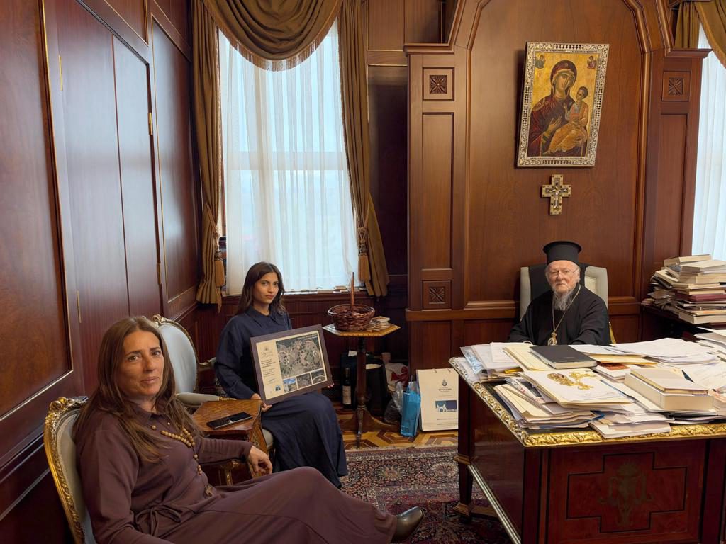 Patriarca Bartolomé I recibe el sello del símbolo de paz interreligioso hecho en Uruguay