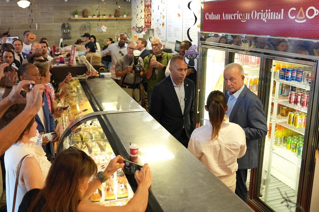Panadería cubana de Miami «condena el socialismo» tras visita de un congresista demócrata