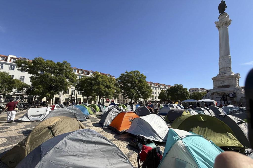 Miles de personas deciden en Lisboa seguir mañana con la acampada por la vivienda