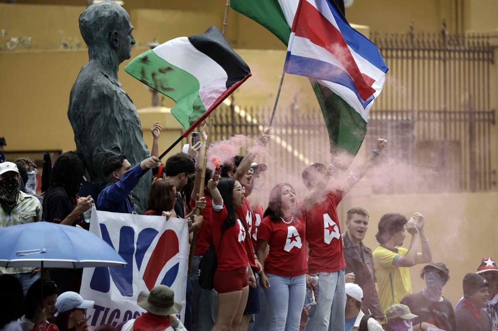 Miles de universitarios protestan contra el recorte presupuestario en Costa Rica