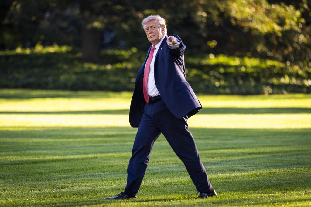 Trump sopesa convertir sala de prensa de la Casa Blanca en piscina como su «último legado»