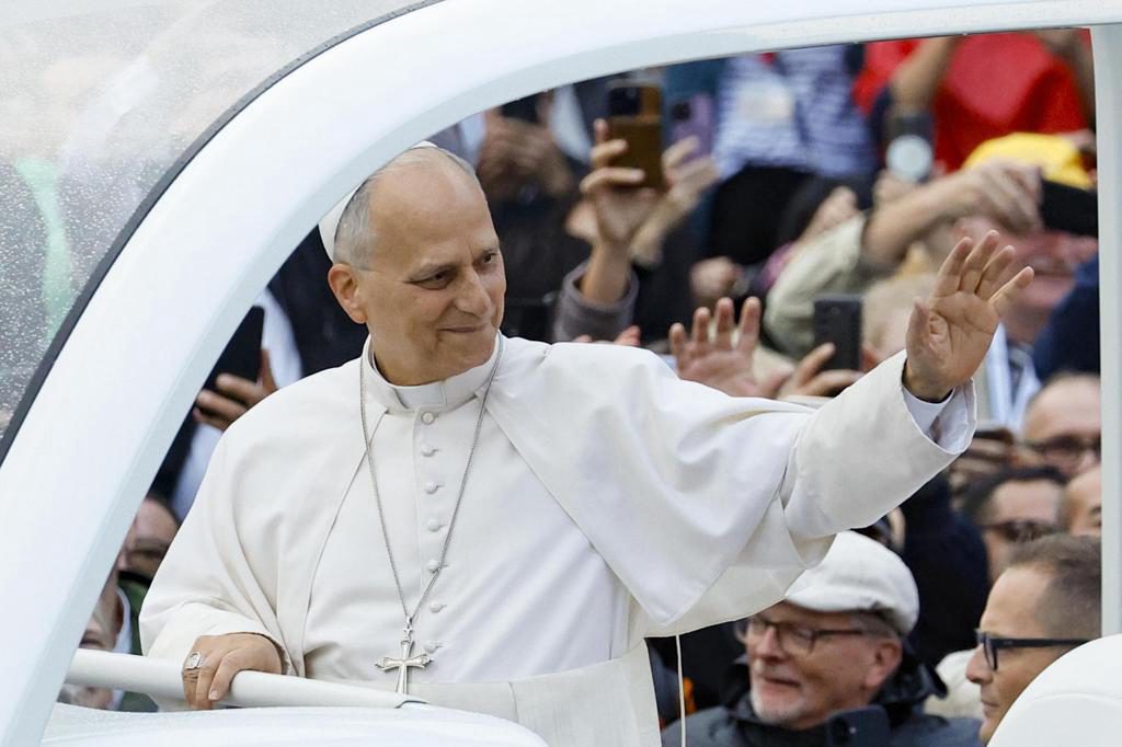 El papa retoma las audiencias y se vuelve a subir al papamóvil tras su operación