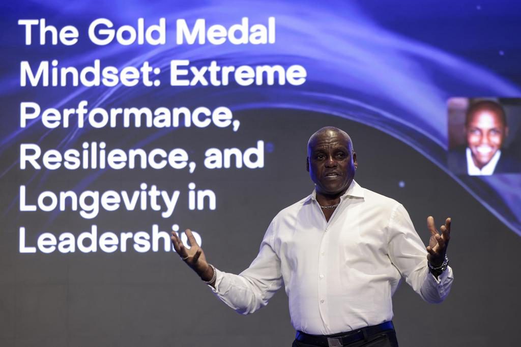 Carl Lewis reivindica disciplina y constancia para triunfar en el deporte y los negocios