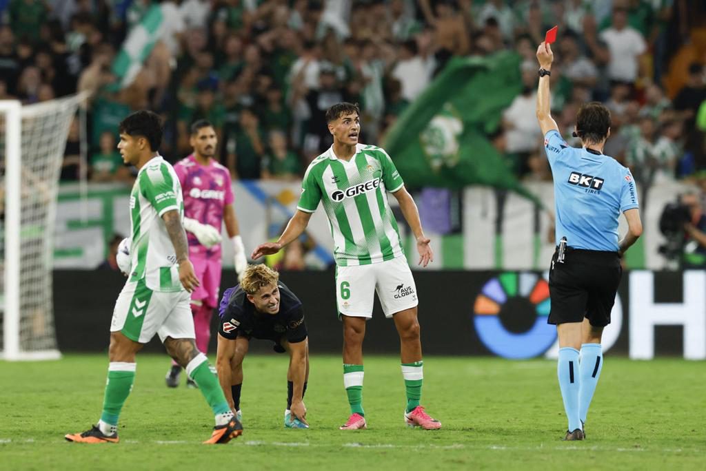 Cuatro partidos a Facundo Bernal por su expulsión ante el Barcelona