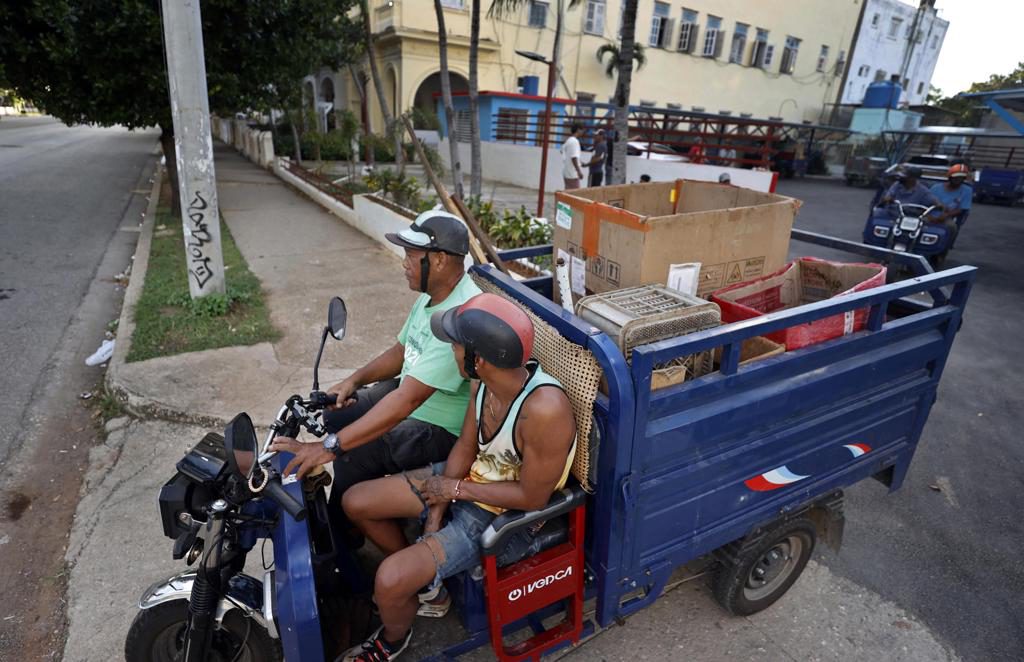El «duro trabajo» de los triciclos eléctricos para aliviar la crisis de basura en Cuba