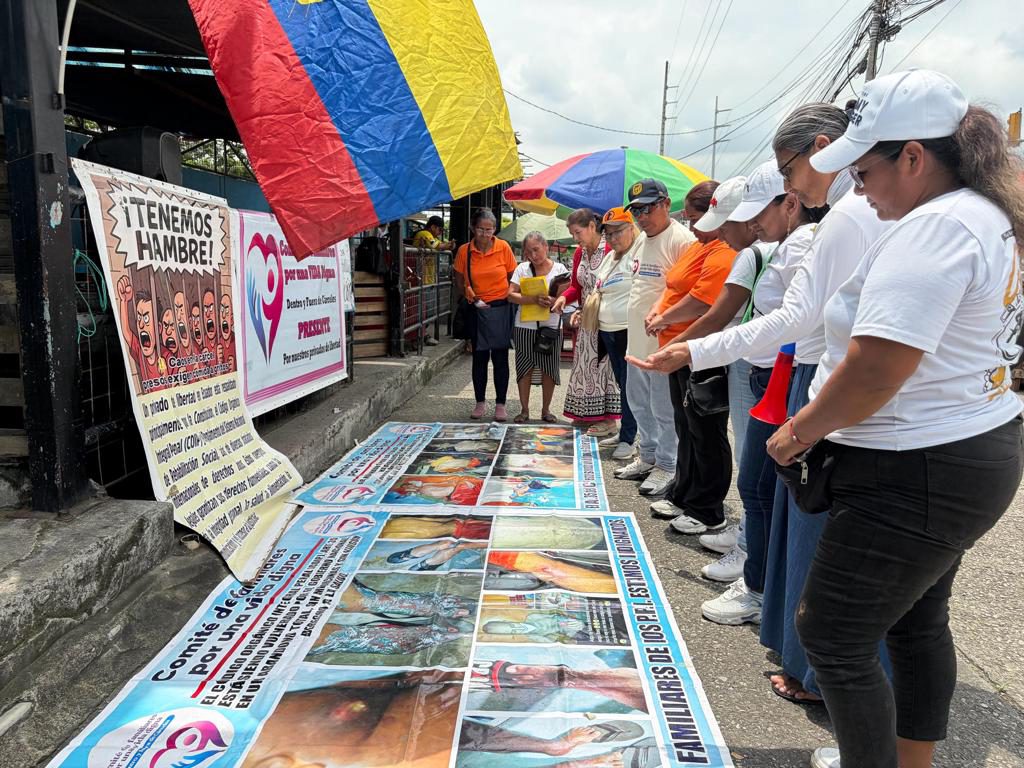Familiares de presos de la cárcel más poblada de Ecuador claman por visitas y mejor comida
