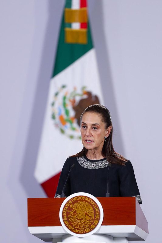 Sheinbaum revisa modernización sanitaria con gobernadores y protestas laborales siguen