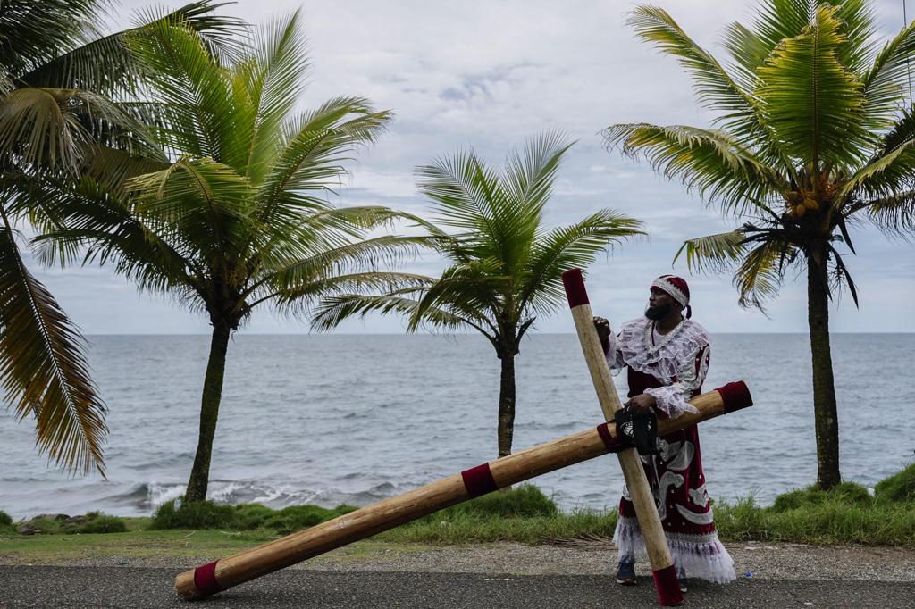 Devotos del Cristo Negro imploran por los afectados por el terremoto de 7,7 en Panamá