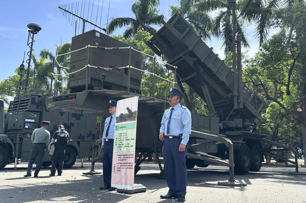 Taiwán mostrará al público sus tanques, lanzacohetes y misiles ante la presión de China