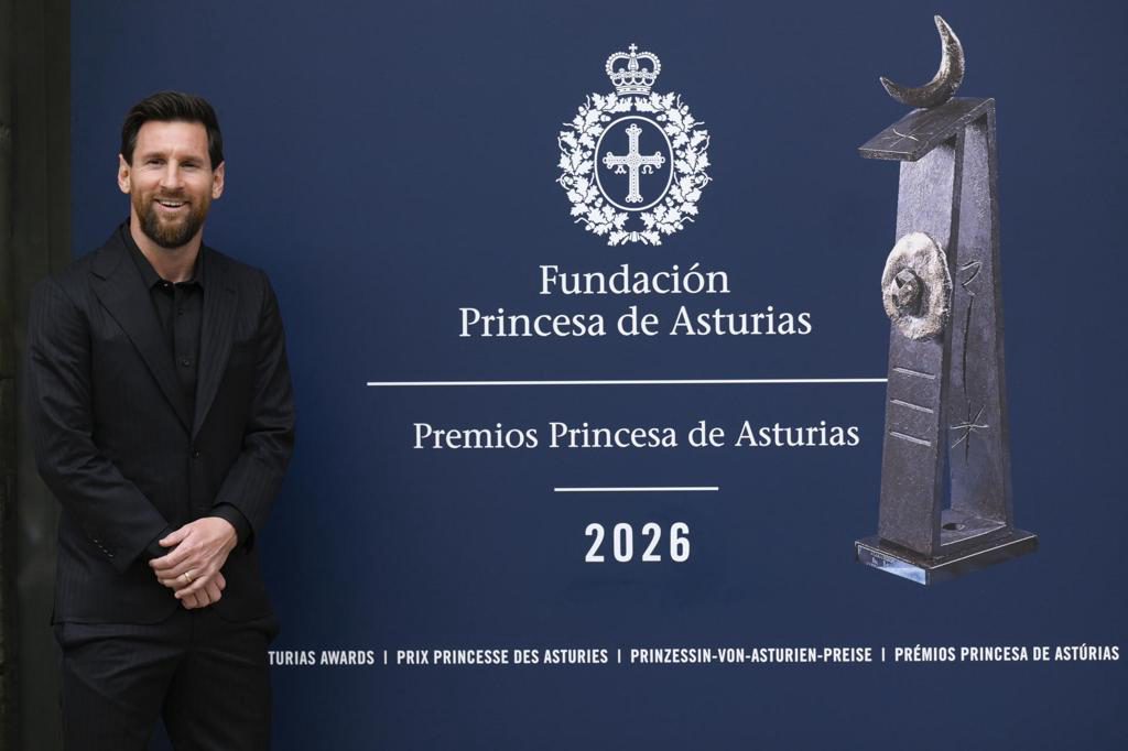Multitudinario recibimiento a Messi en Oviedo para recoger el Princesa de los Deportes