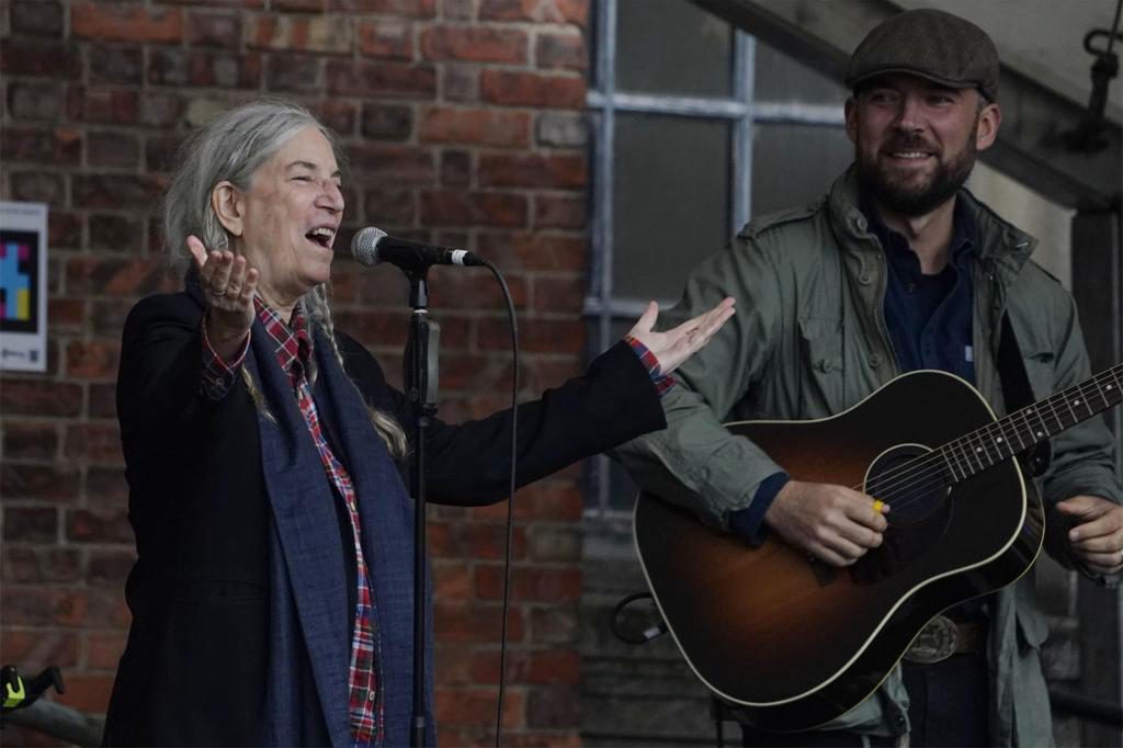 Sorpresa a Patti Smith en España: 1.500 personas cantan con ella ‘People have the power’