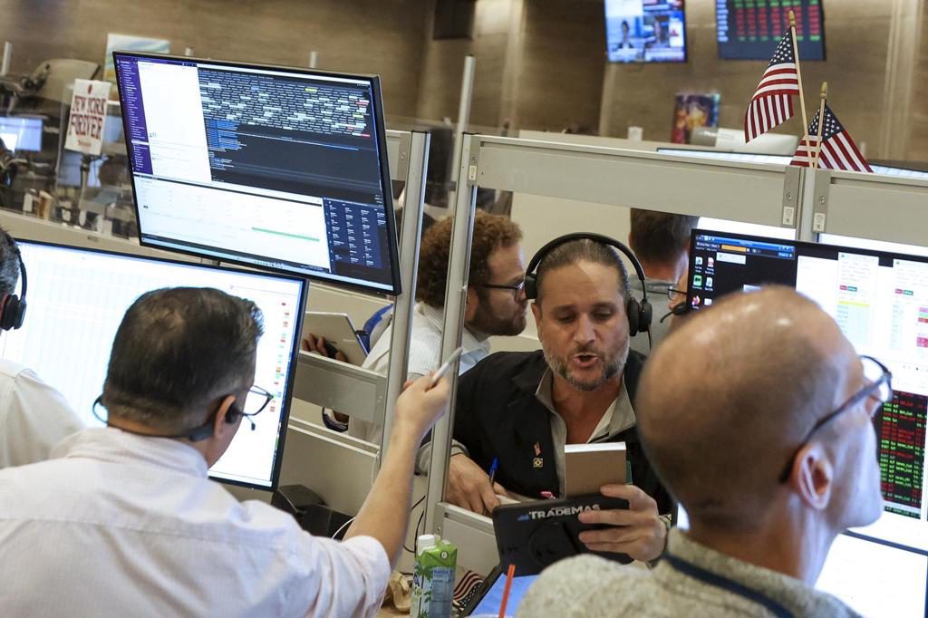 Wall Street cierra mixto ante las dudas sobre la IA y Meta cae un 6,98 %