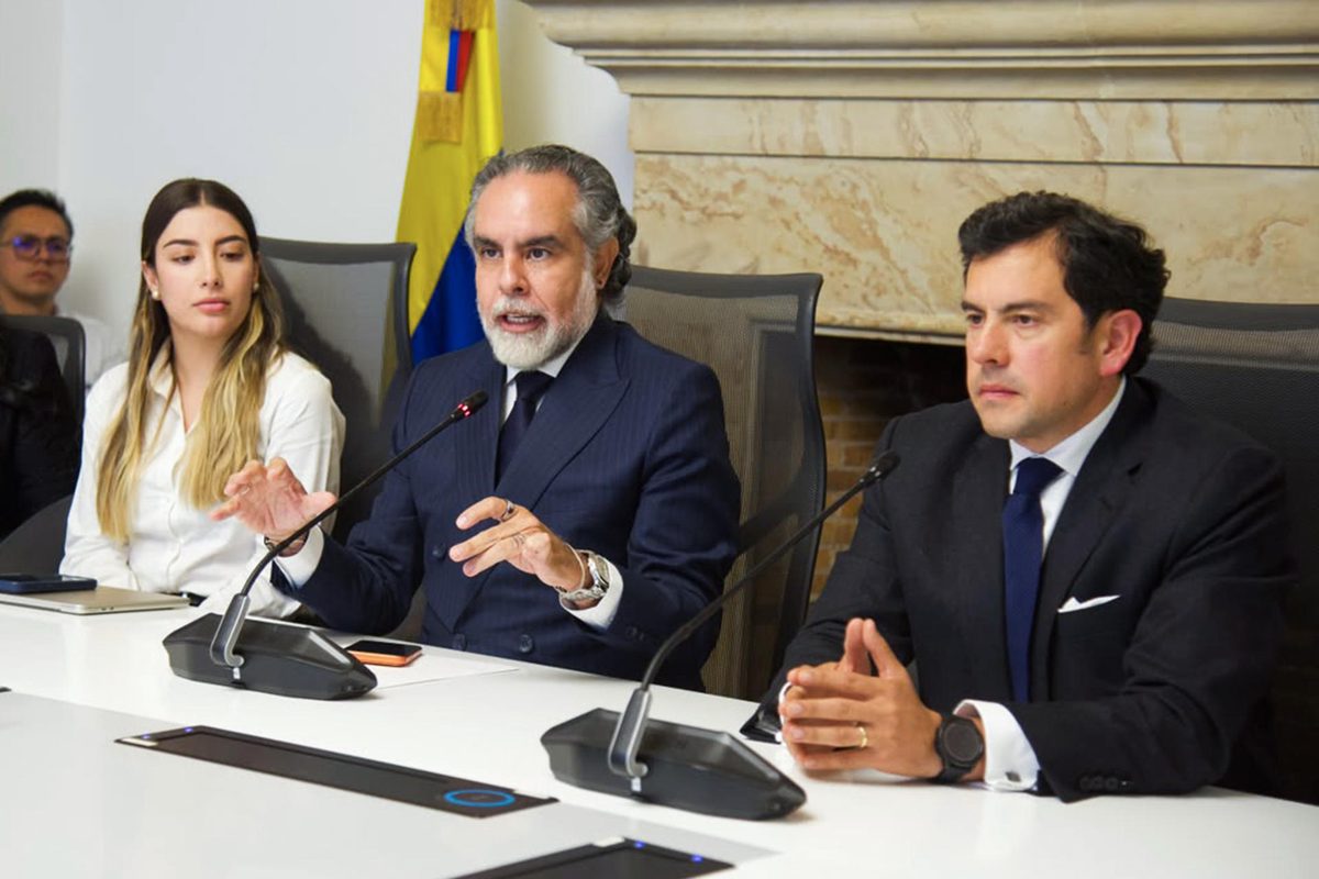 Transición en Ministerio del Interior de Colombia inicia con tono cordial entre titulares