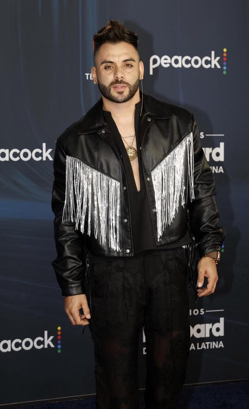 La pedrería y los cortes clásicos destacan en la alfombra azul de los Billboard latinos