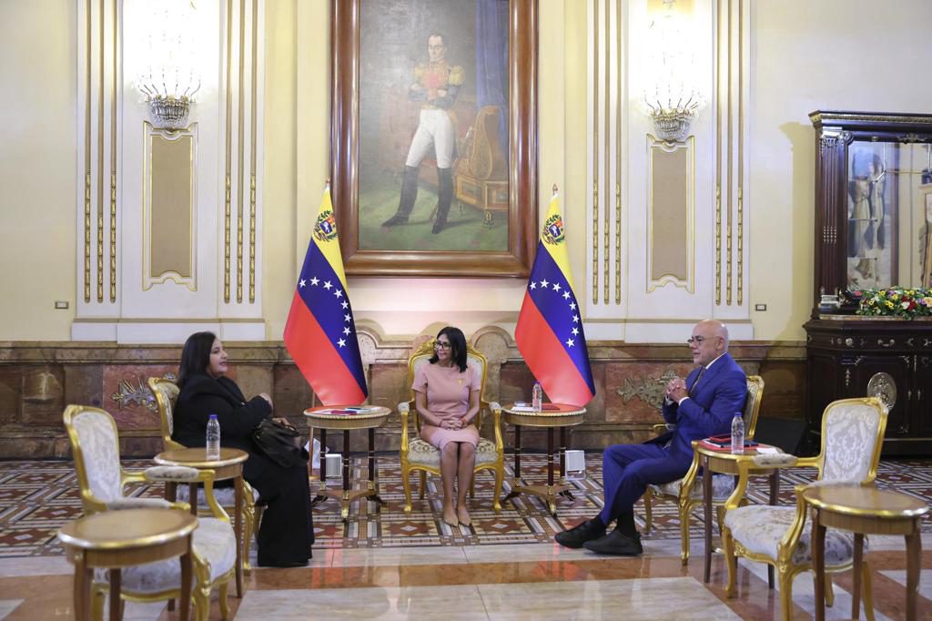 Delcy Rodríguez se reúne con los jefes negociadores del chavismo y la oposición en diálogo