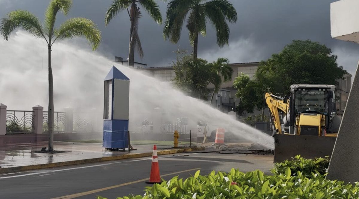 Rotura de tubería en la calle Carazo afecta el servicio de agua en Guaynabo