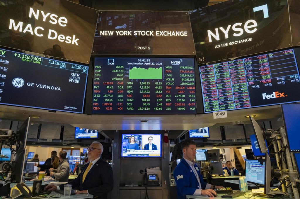 Wall Street cierra en rojo tras una semana volátil centrada en el petróleo y la IA