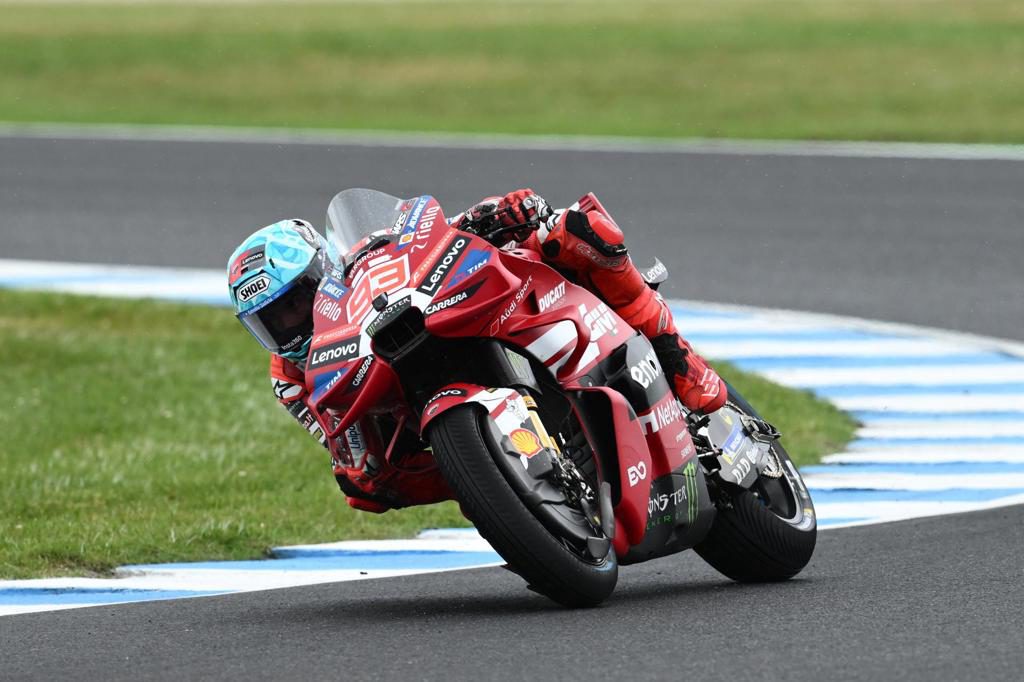 Marc Márquez logra la ‘pole position’ con caída incluida nada más empezar