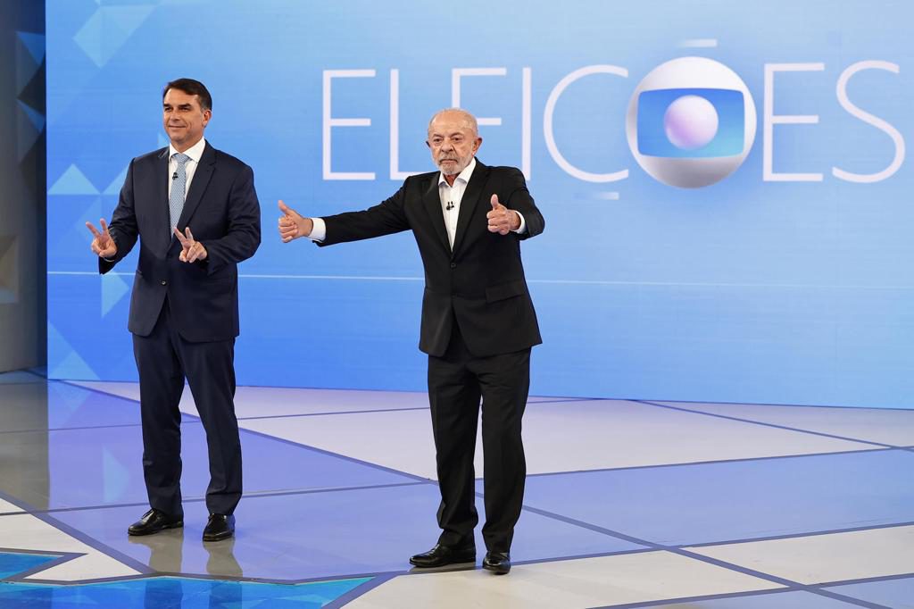 Milei enfrenta a Lula y Flávio Bolsonaro en el último debate antes de las elecciones