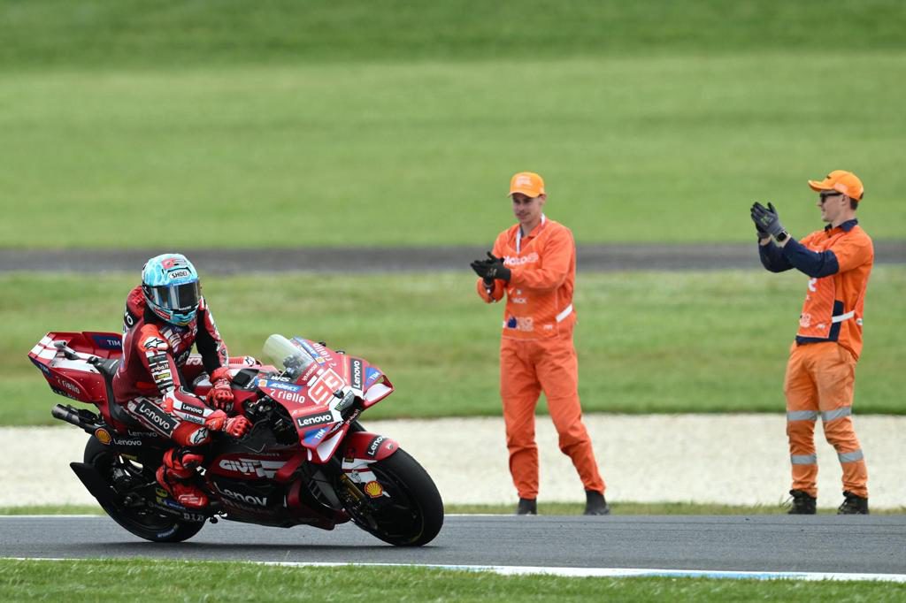 Marc Márquez suma su noveno triunfo al ‘sprint’ en Australia y es nuevo líder