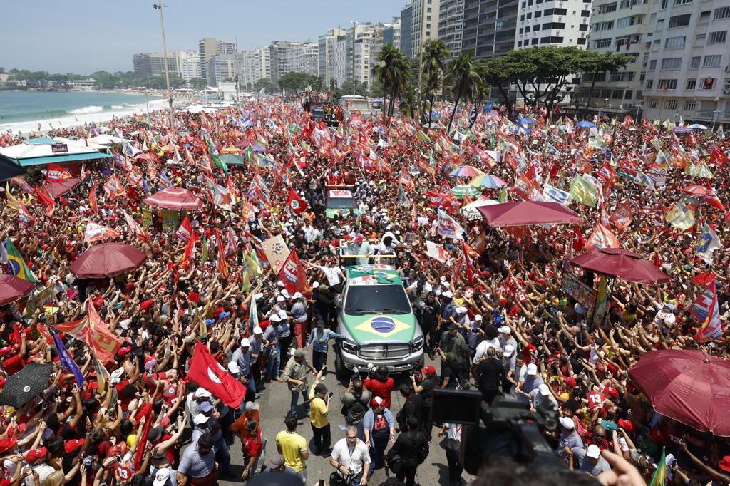 Lula reúne a miles en Río y se muestra convencido de su victoria en la segunda vuelta