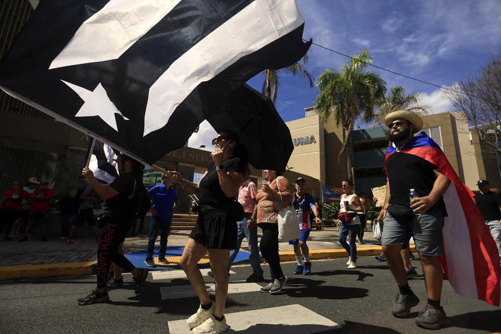 La subida de la factura de la luz y frecuentes apagones detona en protestas en Puerto Rico