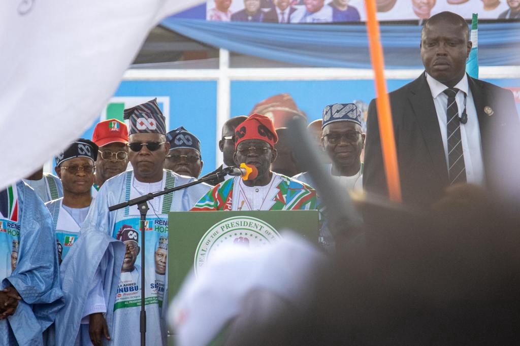 El presidente de Nigeria inicia la campaña para su reelección frente a la crisis económica