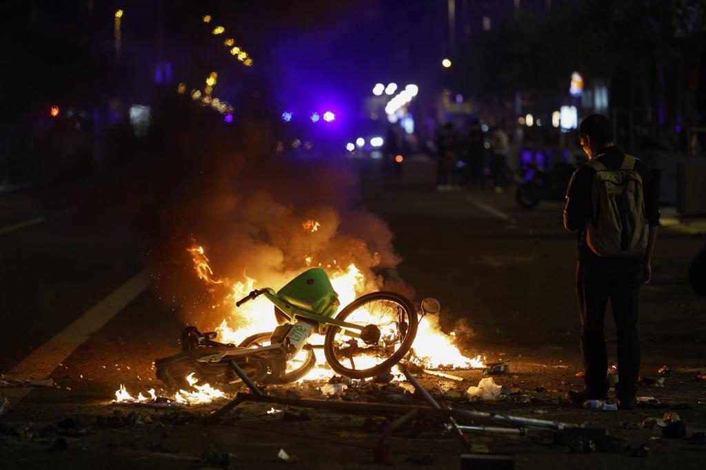 Un centenar de detenidos en una tarde de disturbios en una protesta juvenil en Barcelona