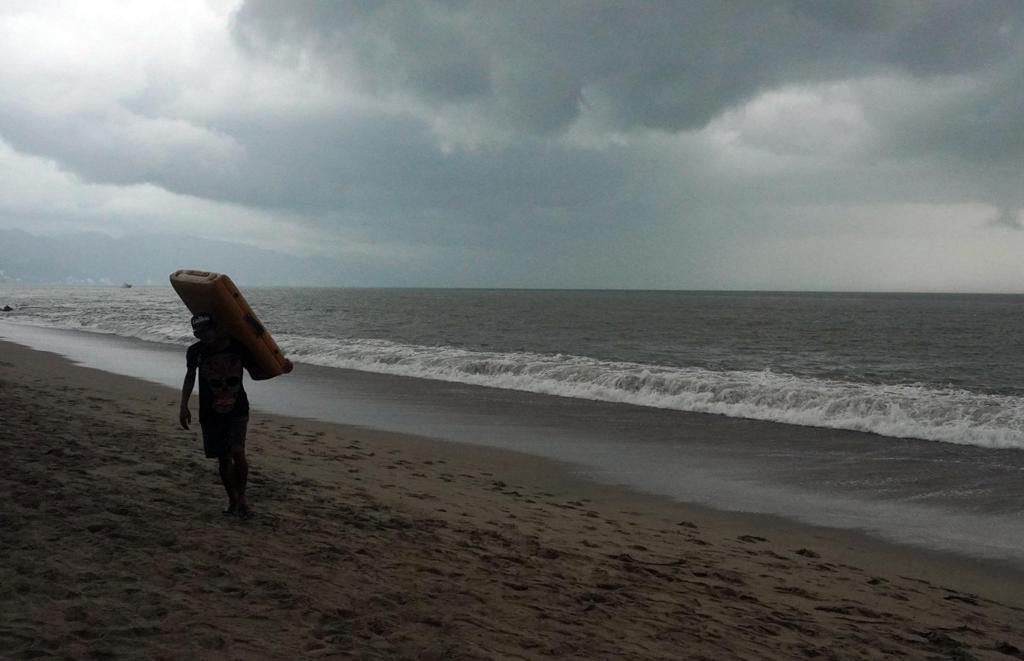 El huracán Vance baja a categoría 1 y se localiza frente a costas de Michoacán y Guerrero