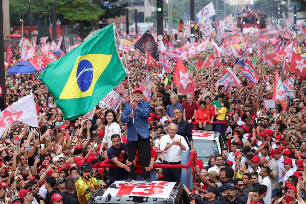 A un día de las elecciones de Brasil: fin de campaña multitudinario y empate en encuestas
